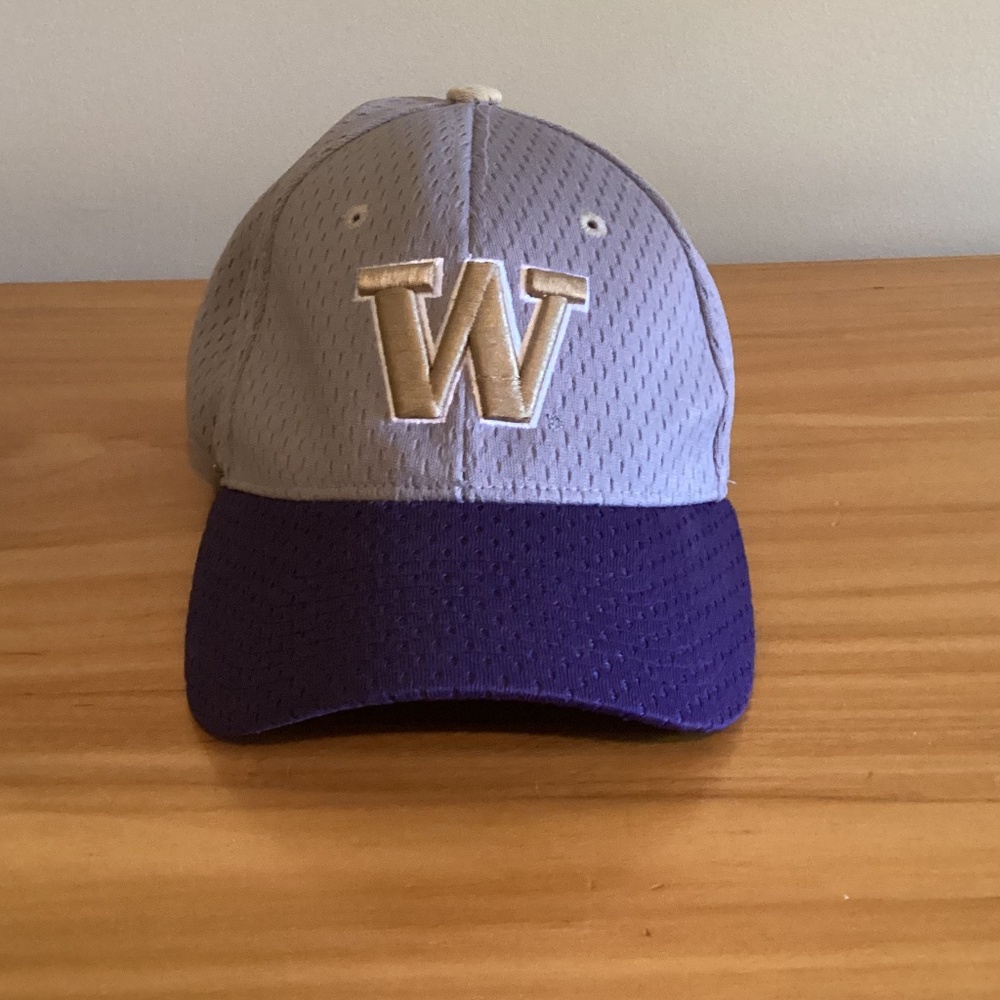 Washington Huskies fitted cap